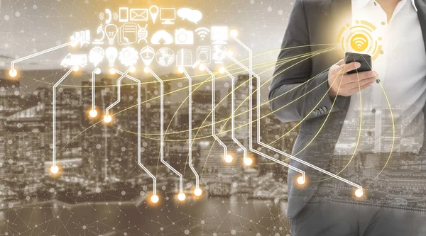 Akıllı şehir kablosuz iletişim ağı Internet şeyler (çok) ve bilgi iletişim teknolojisi (ICT) modern şehir binaları içinde belgili tanımlık geçmiş karşı grafik gösteren kavramı ile.