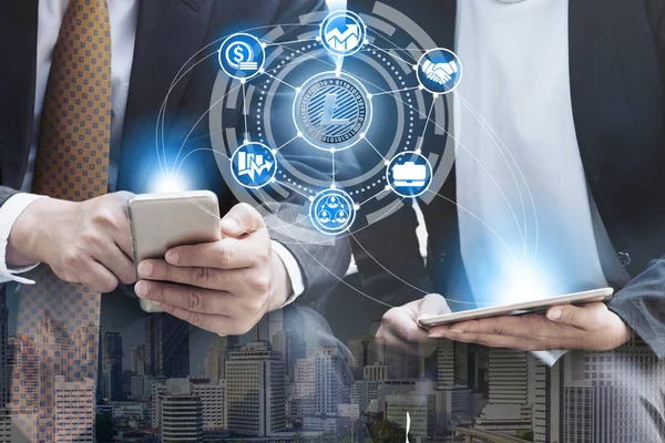Litcoin ve kavram - modern grafik arayüzü başka bir tüccar ile ticaret Litcoin Ltc cep telefonu uygulaması kullanarak işadamı yatırım cryptocurrency. Blockchain ve finans teknolojileri.