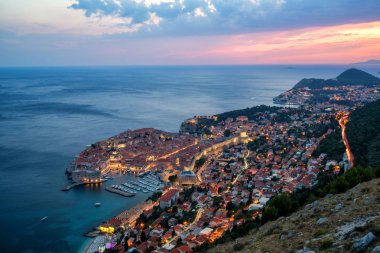 Dubrovnik'in tarihi kent üzerinde sahil, Adriyatik Denizi, Dalmaçya, Hırvatistan - Hırvatistan'ın önde gelen seyahat hedef. Dubrovnik eski şehir Unesco Dünya Mirasları 1979 yılında geçiyordu.