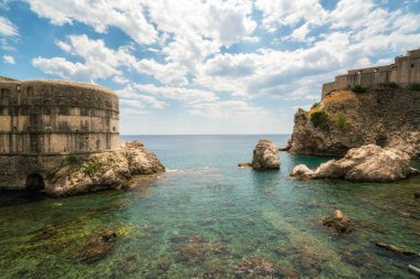 Eski Liman Dubrovnik eski şehir, Fort Lovrijenac (St. Lawrence kale) ve Bokar Fort üzerinde sarp bir uçurum Dubrovnik eski şehirde, Hırvatistan ile Hırvatistan.