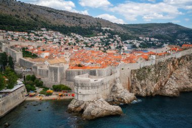 Dubrovnik Old Town, Dalmaçya, Hırvatistan, Hırvatistan'ın önde gelen seyahat hedef tarihi duvarına. Dubrovnik eski şehir Unesco Dünya Mirasları 1979 yılında geçiyordu.