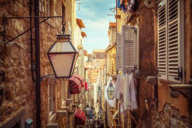 Hırvatistan - önde gelen seyahat hedef Hırvatistan Dubrovnik eski şehrin ünlü dar sokakta. Dubrovnik eski şehir Unesco Dünya Mirasları 1979 yılında geçiyordu.
