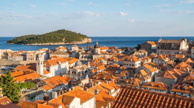 Hırvatistan - önemli Dubrovnik eski şehrin panoramik profili hedef Hırvatistan seyahat. Dubrovnik eski şehir Unesco Dünya Mirasları 1979 yılında geçiyordu.
