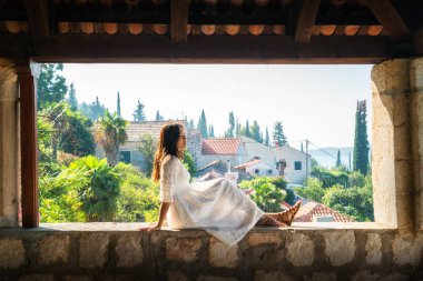 Kadın gezgin Trsteno, Dalmaçya, Hırvatistan Adriyatik kıyısı doğal görünümünü sahiptir. Turistik Dubrovnik'in tarihi kent merkezine yakın.