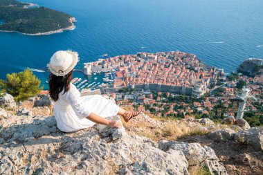 Yolcu Dubrovnik Old Town, manzaraya Dalmaçya, Hırvatistan, Hırvatistan'ın önde gelen seyahat hedef arıyor. Dubrovnik eski şehir Unesco Dünya Mirasları 1979 yılında geçiyordu.
