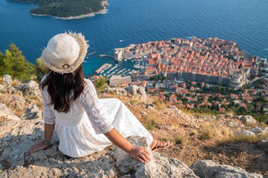 Dubrovnik şehir, manzaraya Dalmaçya, Hırvatistan, Hırvatistan'ın önde gelen seyahat hedef seyir yolcu. Dubrovnik eski şehir Unesco Dünya Mirasları 1979 yılında geçiyordu.