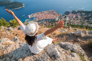 Dubrovnik şehir, manzaraya Dalmaçya, Hırvatistan, Hırvatistan'ın önde gelen seyahat hedef seyir yolcu. Dubrovnik eski şehir Unesco Dünya Mirasları 1979 yılında geçiyordu.