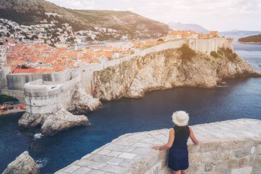 Kadın gezgin, Dubrovnik Old Town, Dalmaçya, Hırvatistan - Croatia, eski şehir Unesco Dünya Mirasları 1979 yılında geçiyordu Dubrovnik önde gelen seyahat hedef.