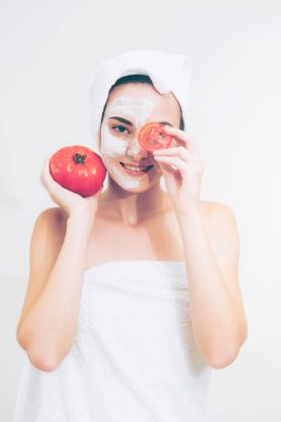 Bir yüz maskesi tedavi ile domates krem ayıklayabilirsiniz doğa tedavisinin yararı gösterilen sahip güzel bir kadın. Anti-aging kozmetik, yüz cilt bakımı ve lüks yaşam tarzı kavramı.