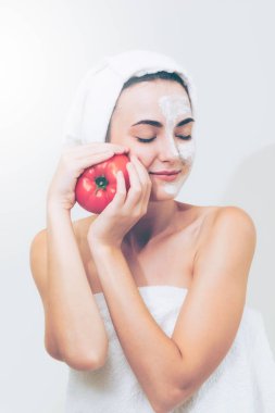 Bir yüz maskesi tedavi ile domates krem ayıklayabilirsiniz doğa tedavisinin yararı gösterilen sahip güzel bir kadın. Anti-aging kozmetik, yüz cilt bakımı ve lüks yaşam tarzı kavramı.