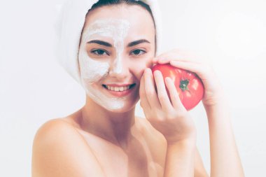 Bir yüz maskesi tedavi ile domates krem ayıklayabilirsiniz doğa tedavisinin yararı gösterilen sahip güzel bir kadın. Anti-aging kozmetik, yüz cilt bakımı ve lüks yaşam tarzı kavramı.