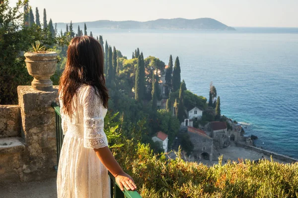 Frau Reisenden Genießt Malerischen Blick Auf Die Adriaküste Trsteno Dalmatien — Stockfoto