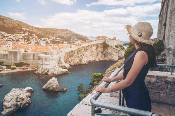 Mulher Viajante Dubrovnik Cidade Velha Dalmácia Croácia Destino Viagem Proeminente — Fotografia de Stock