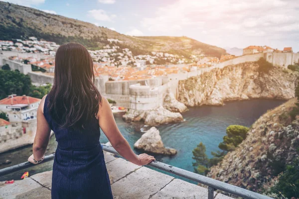 Viajante Mujer Casco Antiguo Dubrovnik Dalmacia Croacia Destino Turístico Prominente —  Fotos de Stock