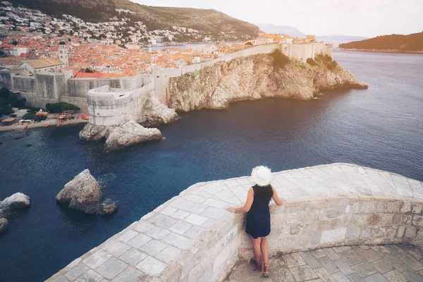 Viajante Mujer Casco Antiguo Dubrovnik Dalmacia Croacia Destino Turístico Prominente —  Fotos de Stock