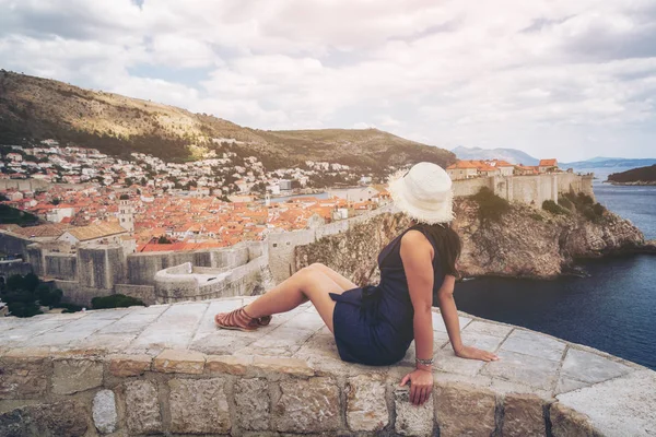 Kadın gezgin, Dubrovnik Old Town, Dalmaçya, Hırvatistan - Croatia, eski şehir Unesco Dünya Mirasları 1979 yılında geçiyordu Dubrovnik önde gelen seyahat hedef.