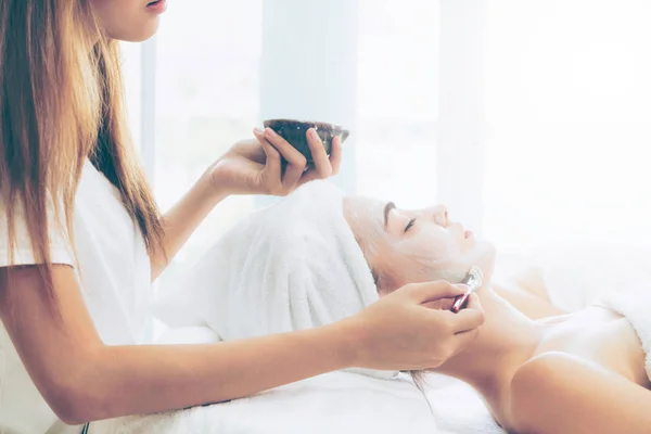 Mooie Vrouw Met Een Gezichtsverzorging Cosmetische Scrub Behandeling Van Professionele — Stockfoto