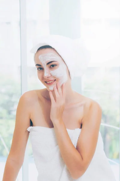 Mulher Bonita Ter Tratamento Esfoliação Cosmética Facial Dermatologista Profissional Spa — Fotografia de Stock