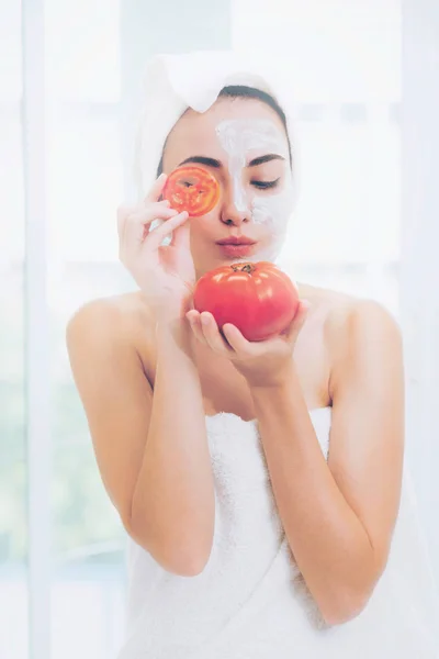 Mooie Vrouw Met Een Gezichtsmasker Behandeling Met Tomaat Crème Extract — Stockfoto