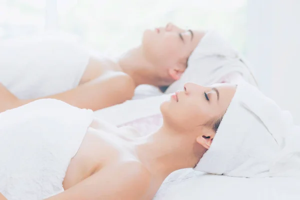 Розслаблена Молода Жінка Лежить Спа Ліжку Готова Лікування Обличчя Масажу — стокове фото