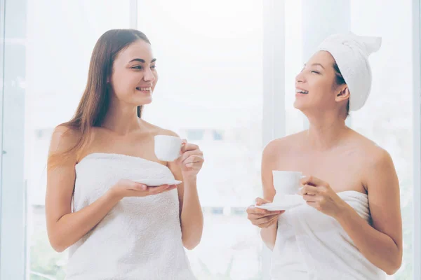 Dos Mujeres Que Beben Bebidas Hierbas Mientras Conversan Spa Lujo — Foto de Stock