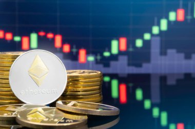 Ethereum (Eth) ve cryptocurrency yatırım kavramı - fiziksel metal ethereum genel ticaret Döviz piyasa fiyatı grafik içinde belgili tanımlık geçmiş ile madeni paralar.