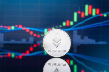 Ethereum (Eth) ve cryptocurrency yatırım kavramı - fiziksel metal ethereum genel ticaret Döviz piyasa fiyatı grafik içinde belgili tanımlık geçmiş ile madeni paralar.