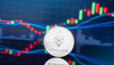 Ethereum (Eth) ve cryptocurrency yatırım kavramı - fiziksel metal ethereum genel ticaret Döviz piyasa fiyatı grafik içinde belgili tanımlık geçmiş ile madeni paralar.