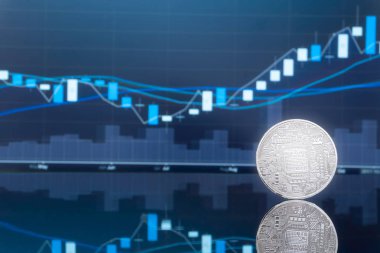 (ICO) sunan ilk madeni para ve dijital para kavramı - yatırım fiziksel metal dijital paralar ile arka planda mavi küresel ticaret Döviz piyasa fiyatı grafiği.