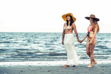 Bikinili mutlu kadın birlikte yaz tatil tropikal kum plaj güneşlenme gitmek. Seyahat yaşam tarzı.