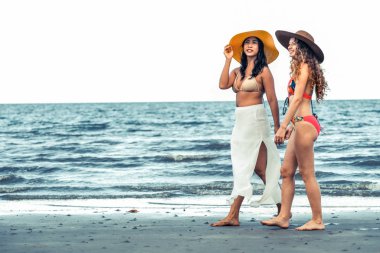 Bikinili mutlu kadın birlikte yaz tatil tropikal kum plaj güneşlenme gitmek. Seyahat yaşam tarzı.