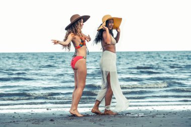 Bikinili mutlu kadın birlikte yaz tatil tropikal Kum Plajı üzerinde dans. Seyahat yaşam tarzı.