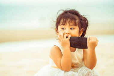 Çok güzel çocuk karpuz tropikal kum plaj yaz aylarında yemek..