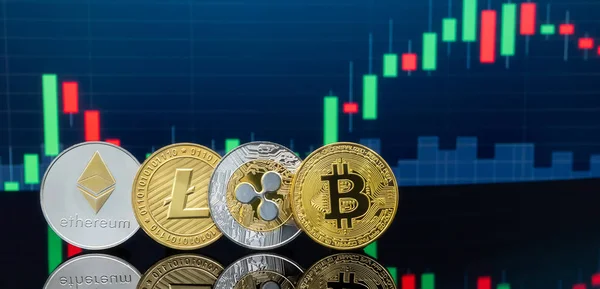 Concepto Inversión Bitcoin Criptomoneda Monedas Bitcoin Metálicas Físicas Con Gráfico — Foto de Stock