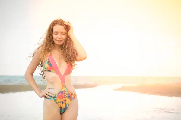Hermosa Modelo Moda Mujer Traje Baño Está Vacaciones Playa Verano — Foto de Stock