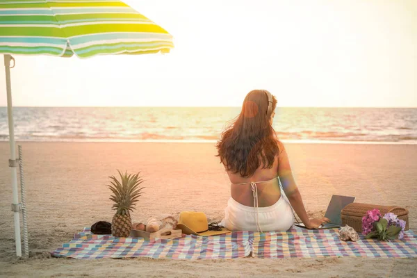 Mulher Biquíni Está Férias Sentado Praia Verão Praia Tropical Estilo — Fotografia de Stock