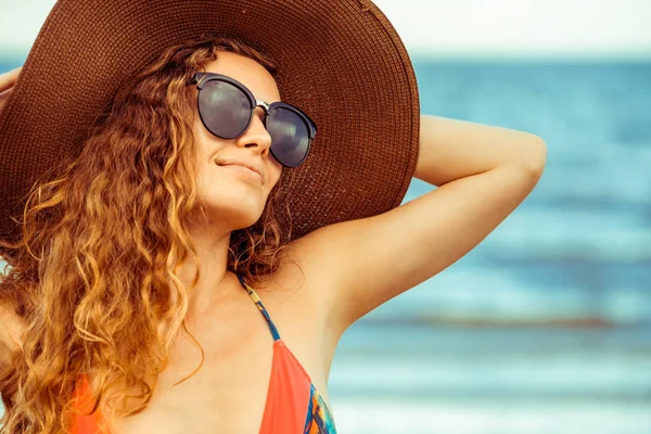 Jovem Feliz Vestindo Maiô Divertindo Praia Tropical Verão Para Férias — Fotografia de Stock
