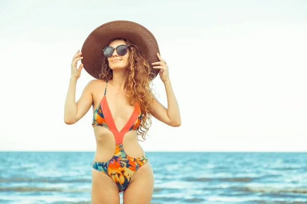 Felice Giovane Donna Che Indossa Costume Bagno Divertirsi Sulla Spiaggia — Foto Stock