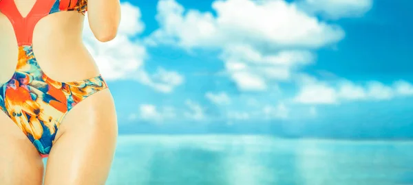 Glückliche Junge Frau Badeanzug Sommer Badeort Mit Tropischem Sand — Stockfoto