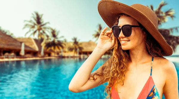 Jovem Feliz Usando Maiô Resort Praia Areia Tropical Verão Para — Fotografia de Stock