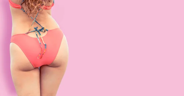美しい色の背景上のポーズの水着でのセクシーな女性の若い 夏の広告 — ストック写真