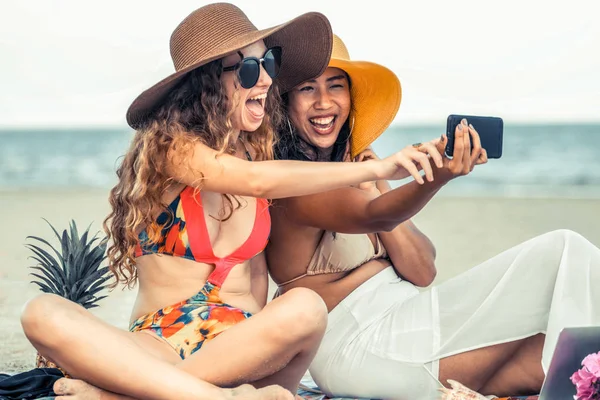 Счастливые Женщины Бикини Вместе Фотографируют Селфи Мобильного Телефона Тропическом Песчаном — стоковое фото