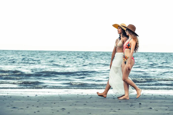 비키니에 여자는 휴가에 해변에 일광욕가 라이프 스타일 — 스톡 사진