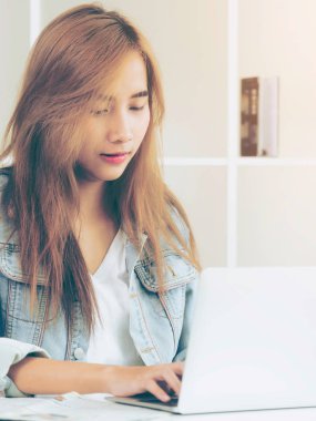 Konsantre kadın rahat ev ofis dizüstü bilgisayarda çalışıyor. Küçük işletmeler ve iş kavramı devreye.