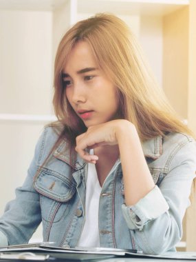 Yaratıcı genç kadın gelecekteki eğitim veya rahat ev ofisinde otururken bir iş kurma hakkında düşünüyorum. Gençlik başlangıç iş ve eğitim kavramı.