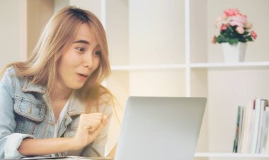 Sevimli kadın rahat ev ofis dizüstü bilgisayarda bakarken hayran, heyecan veya sürpriz hisseder. İnanılmaz satış reklam ve şanslı ödül kazanan kavramı.