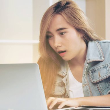 Sevimli kadın rahat ev ofis dizüstü bilgisayarda bakarken hayran, heyecan veya sürpriz hisseder. İnanılmaz satış reklam ve şanslı ödül kazanan kavramı.