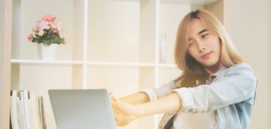 Çalışma ofisinde bittiğinde rahat genç kadın kol ve omuz kas uzanır. Memnun ve endişesiz iş iş kavramı.