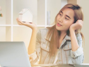 Genç kadın ev satın almak planlama. Emlak ve gayrimenkul yatırım karar verme.