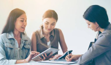 Çalışma grubu çok kültürlü iş kadınları ofiste grup toplantısı tartışmak. Etnik çeşitlilik işbirliği.